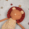 Charger l'image dans la visionneuse de la galerie, Zoom sur le visage de Gaston le Lion, un adorable lion en coton vêtu d'une salopette à imprimé léopard stylisé dans des tons assortis.