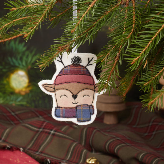 Renne avec bonnet et écharpe – décoration à suspendre