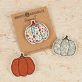 Charger l'image dans la visionneuse de la galerie, Citrouille (divers coloris) – broche, magnet ou marque-page