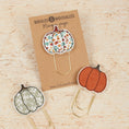 Charger l'image dans la visionneuse de la galerie, Citrouille (divers coloris) – broche, magnet ou marque-page