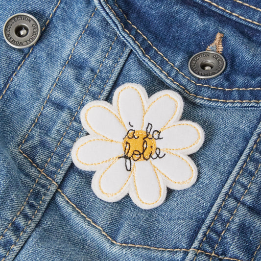 broche marguerite brodée "à la folie" faite main en Belgique