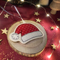 Charger l'image dans la visionneuse de la galerie, Bonnet de Père Noël – décoration à suspendre