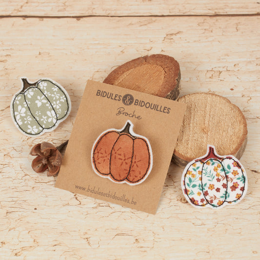 Citrouille (divers coloris) – broche, magnet ou marque-page
