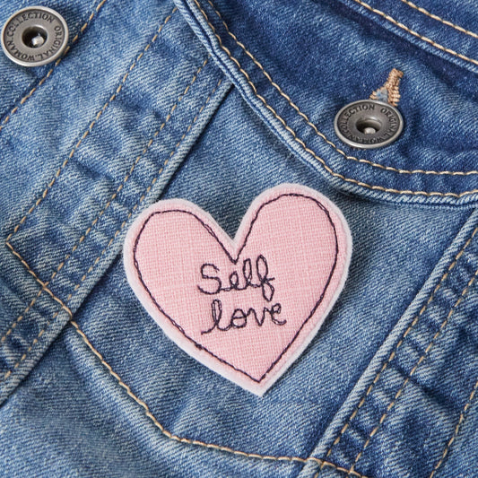 broche cœur brodée Self love faite main en Belgique