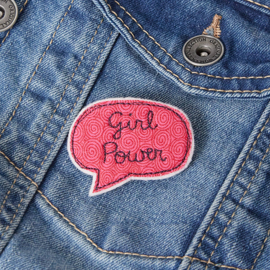 broche brodée Girl Power faite main en Belgique