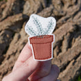 Charger l'image dans la visionneuse de la galerie, Petite plante (2 variantes) – broche
