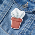 Charger l'image dans la visionneuse de la galerie, Petite plante (2 variantes) – broche
