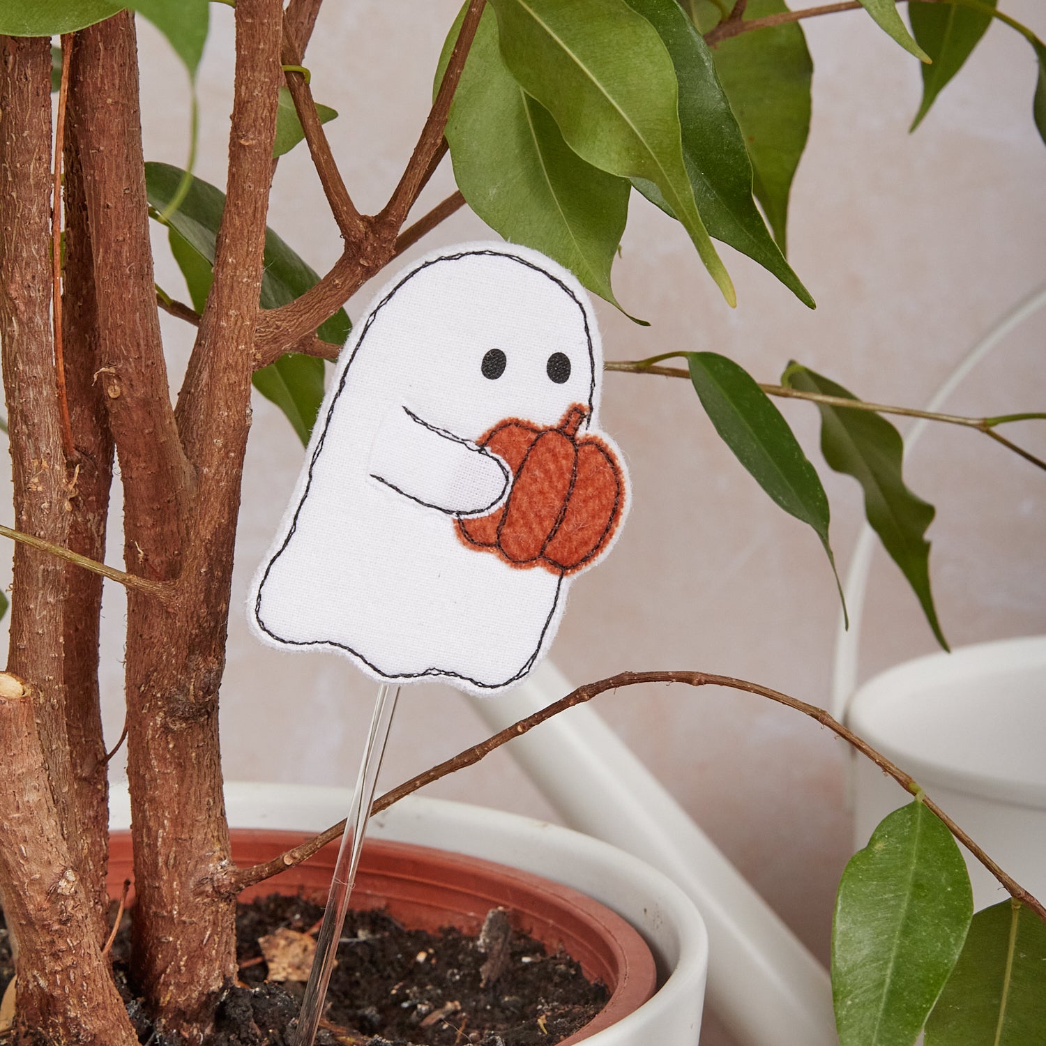 Pique-plante fantôme avec citrouille