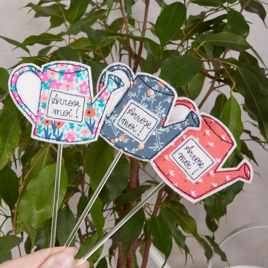 Pique-plante "Arrose-moi !" (divers coloris)