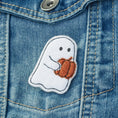 Charger l'image dans la visionneuse de la galerie, Fantôme avec citrouille – broche, magnet ou marque-page
