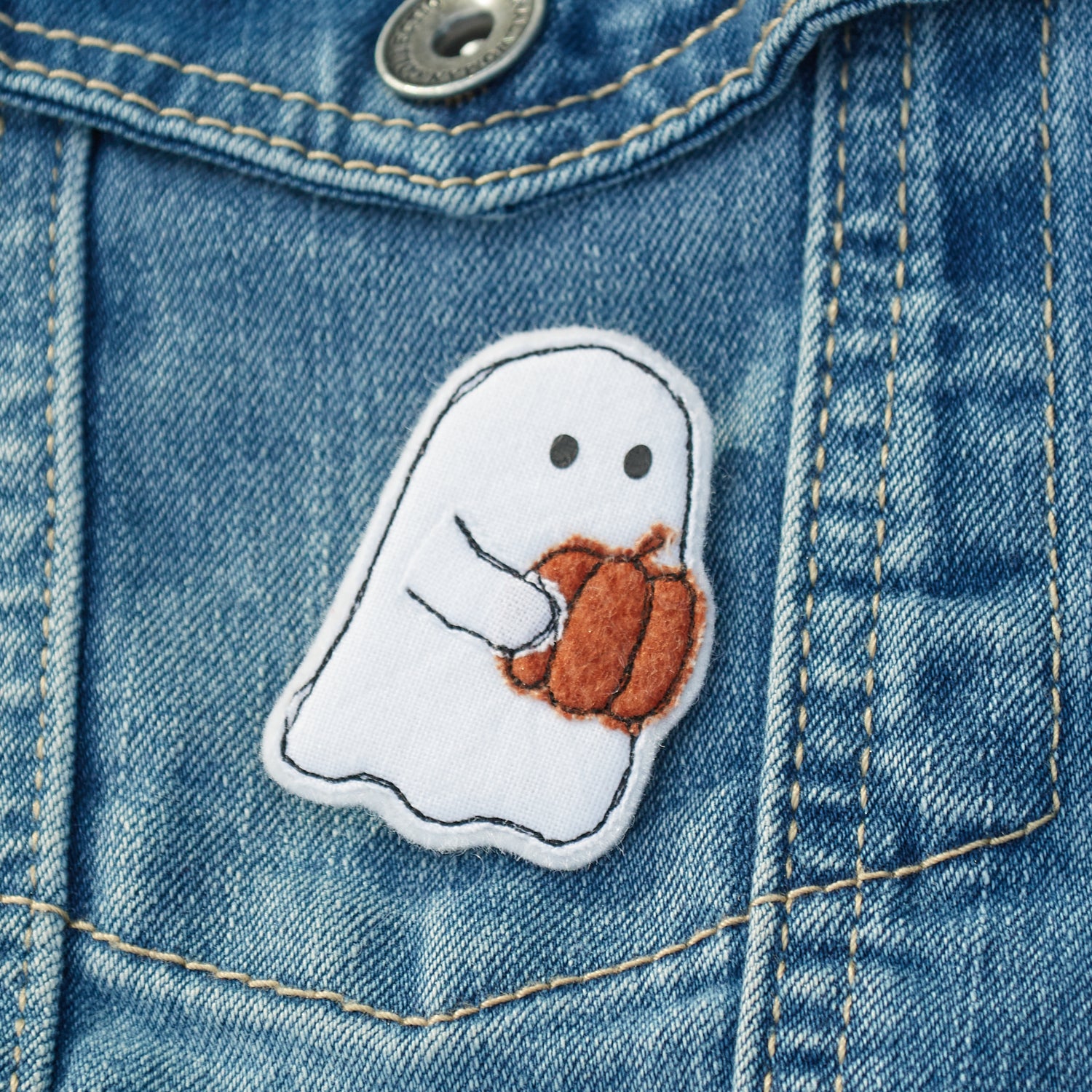 Fantôme avec citrouille – broche, magnet ou marque-page