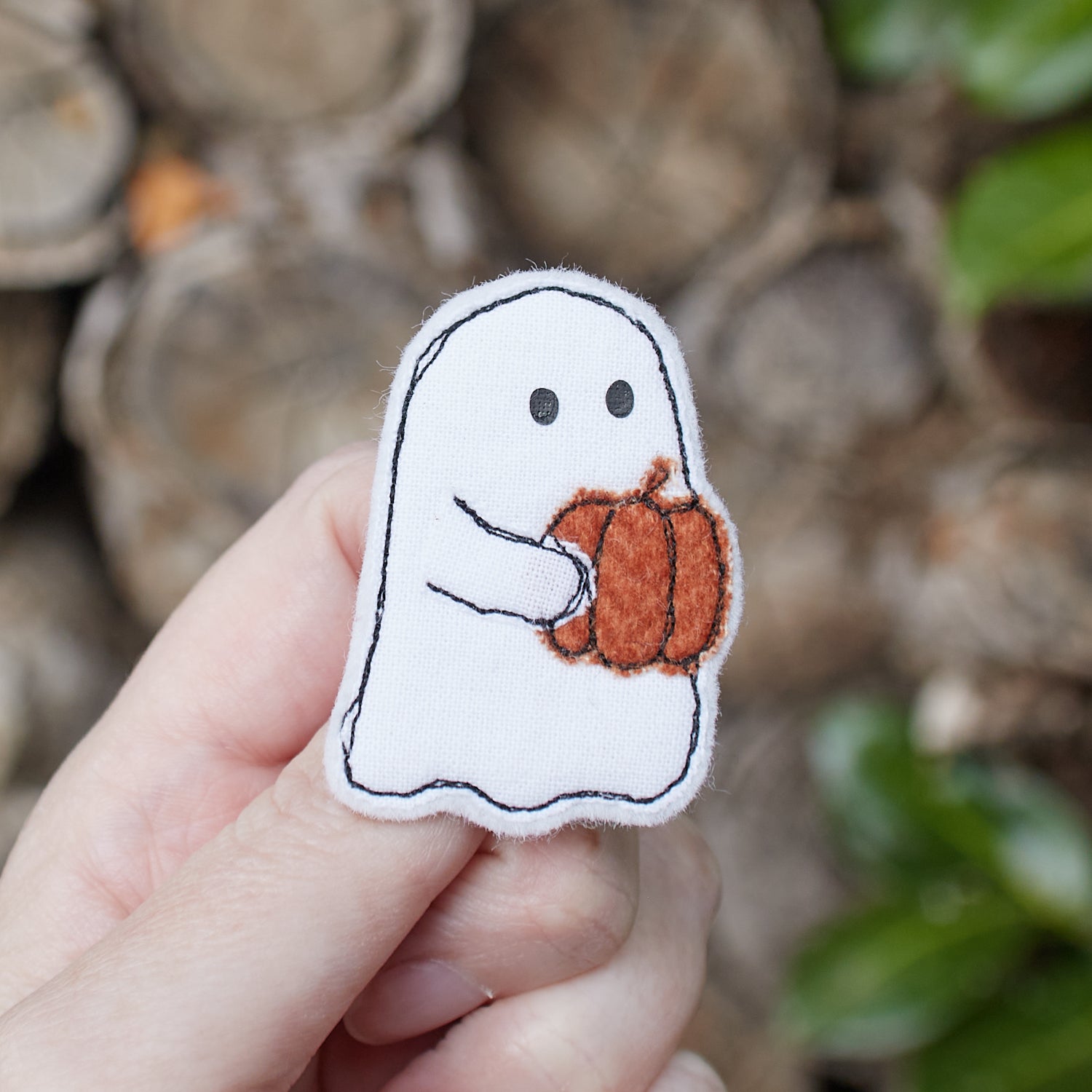 Fantôme avec citrouille – broche, magnet ou marque-page