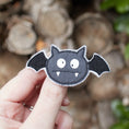 Charger l'image dans la visionneuse de la galerie, Chauve-souris – broche, magnet ou marque-page
