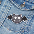 Charger l'image dans la visionneuse de la galerie, Chauve-souris – broche, magnet ou marque-page
