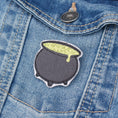 Charger l'image dans la visionneuse de la galerie, Chaudron de potion magique – broche, magnet ou marque-page
